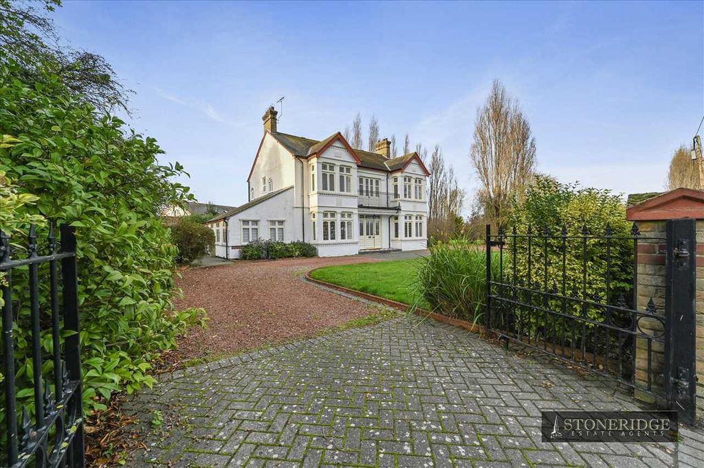 Property photo 2 of 28