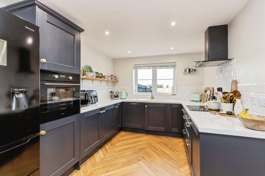 Property photo 3 of 19 Kitchen