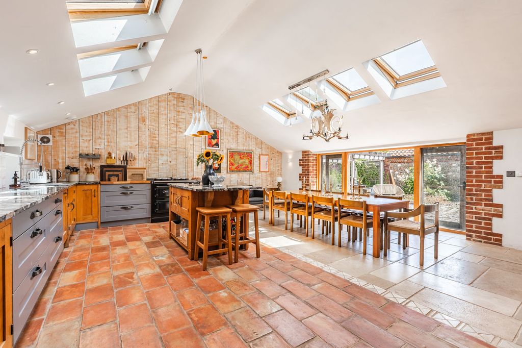 Property photo 2 of 26