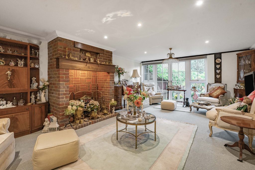 Property photo 3 of 27 Lounge