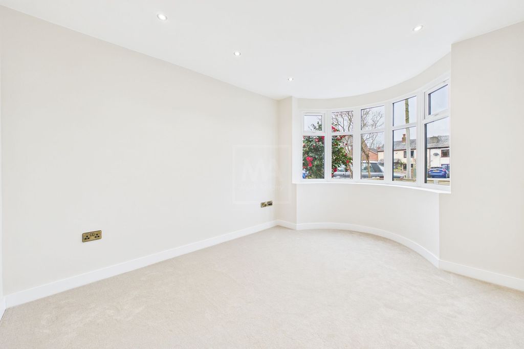 Property photo 3 of 13 Lounge