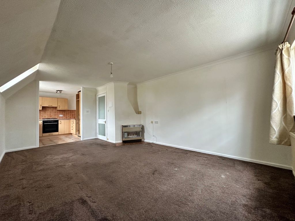 Property photo 3 of 12 Lounge