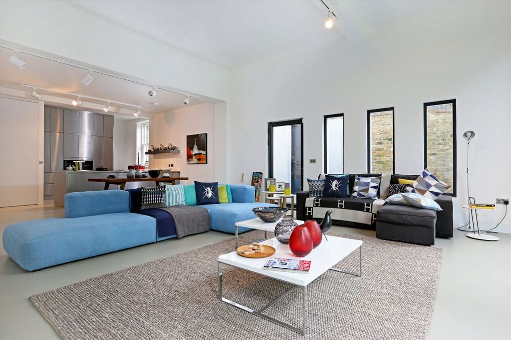 Property photo 2 of 12