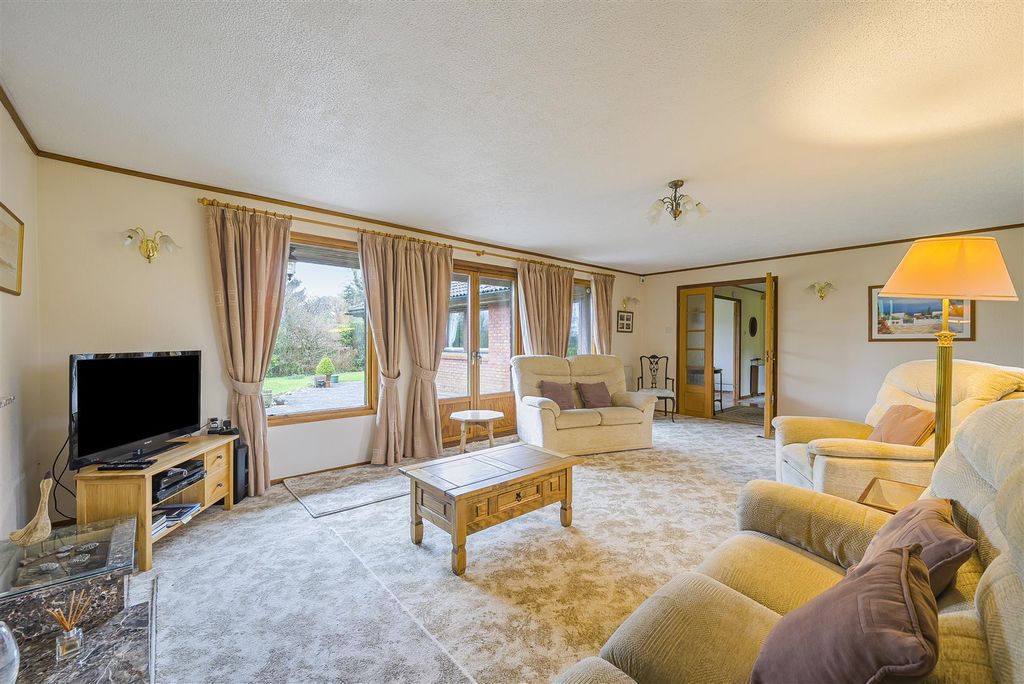 Property photo 2 of 15 Sitting Room