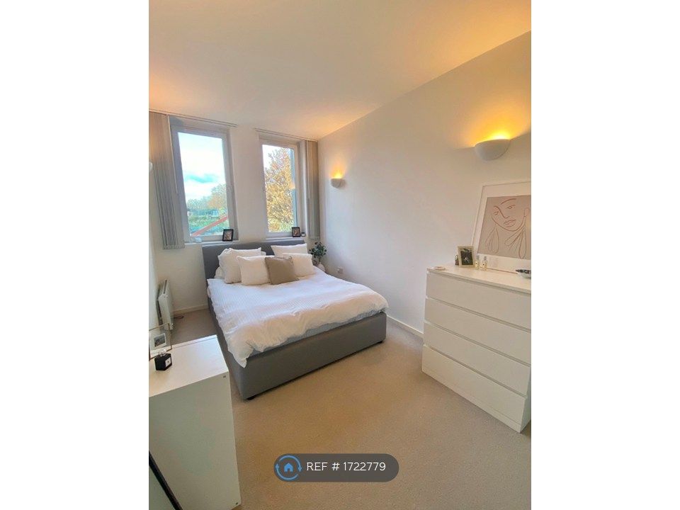 Property photo 2 of 9 Spacious Bedroom
