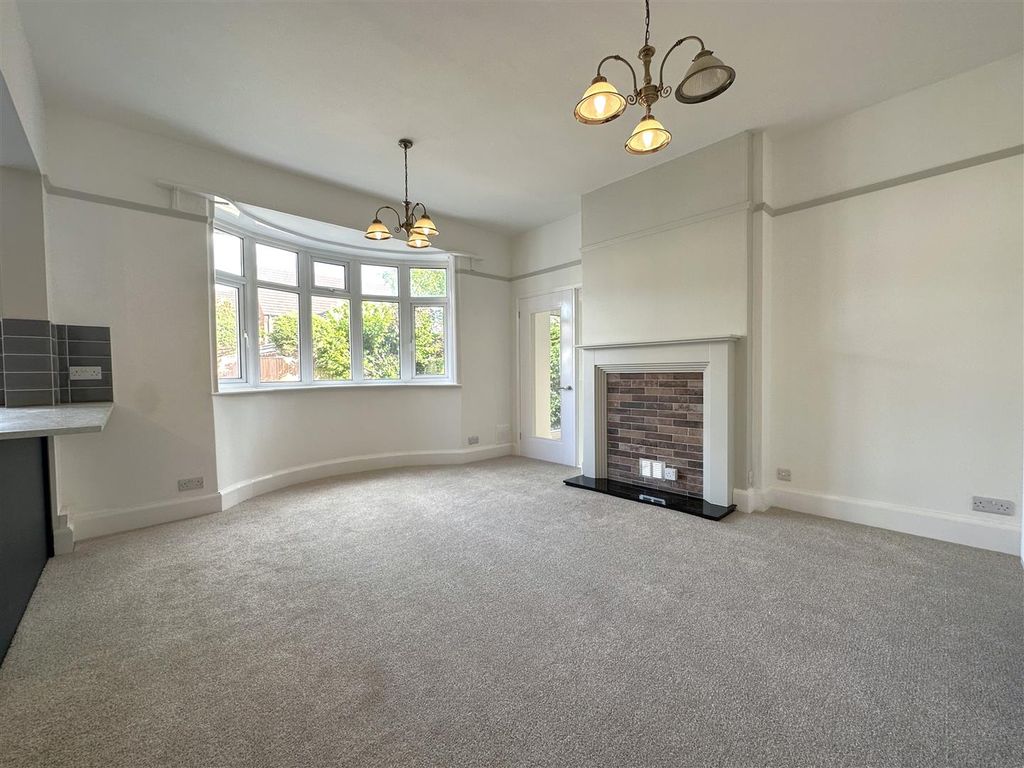 Property photo 2 of 26 Dining Room With Bow-Window 844