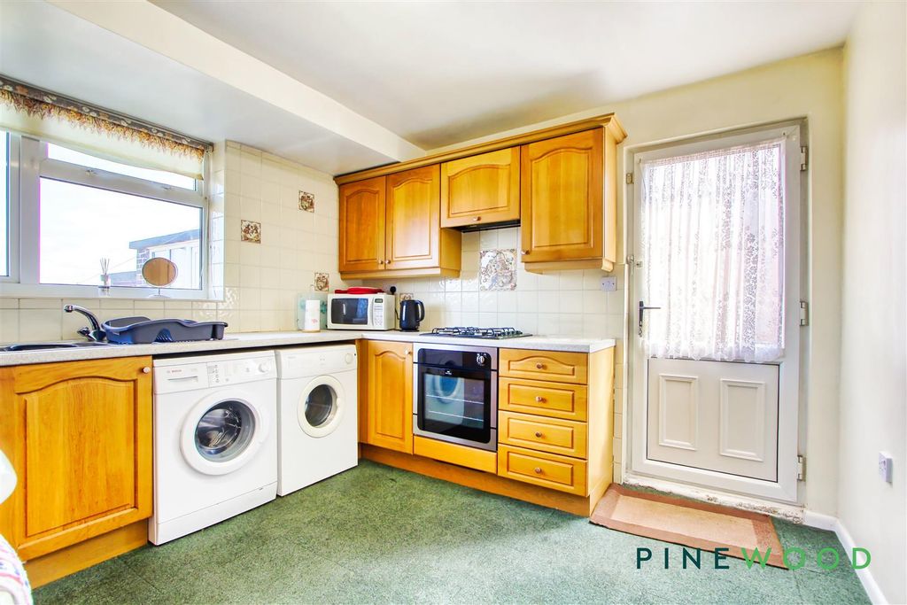 Property photo 3 of 25 Kitchen