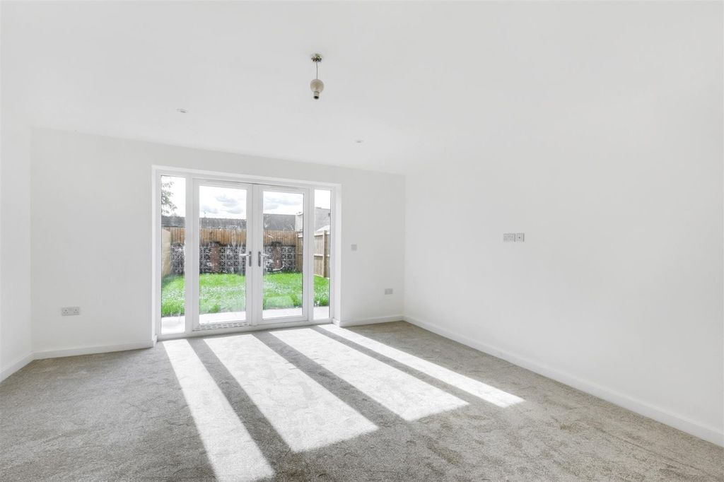 Property photo 2 of 18 Lounge Diner_1.Jpeg