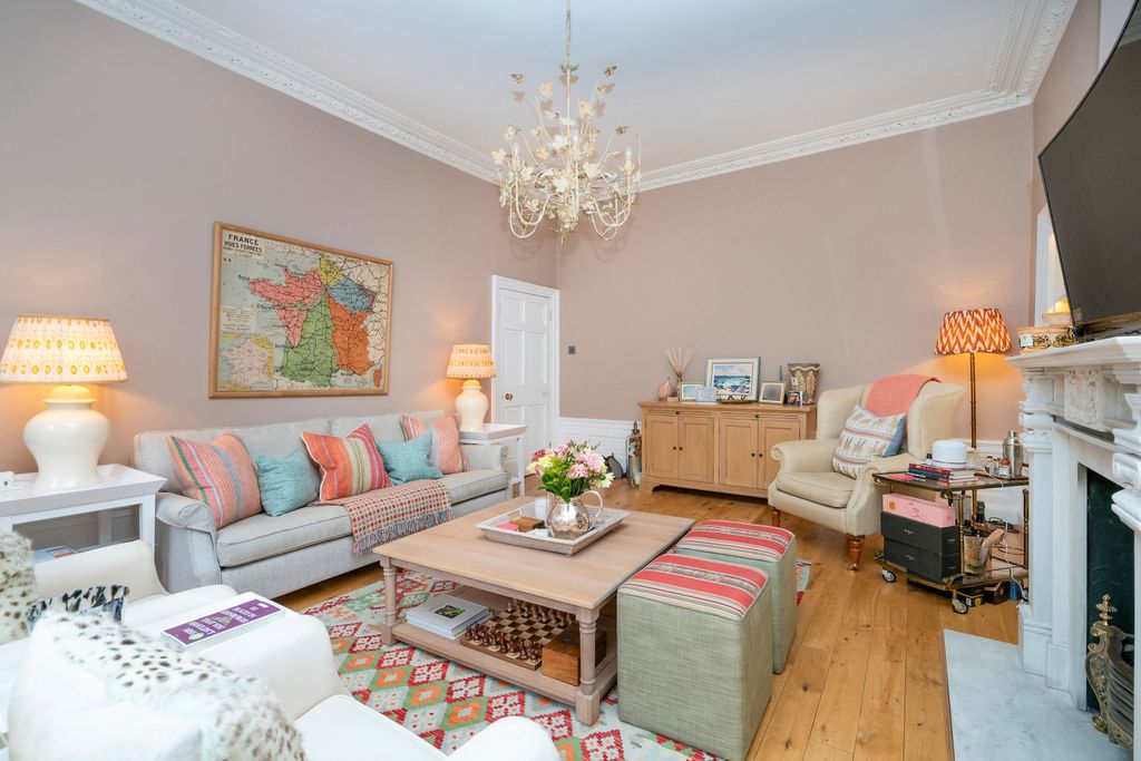 Property photo 3 of 20 Living4