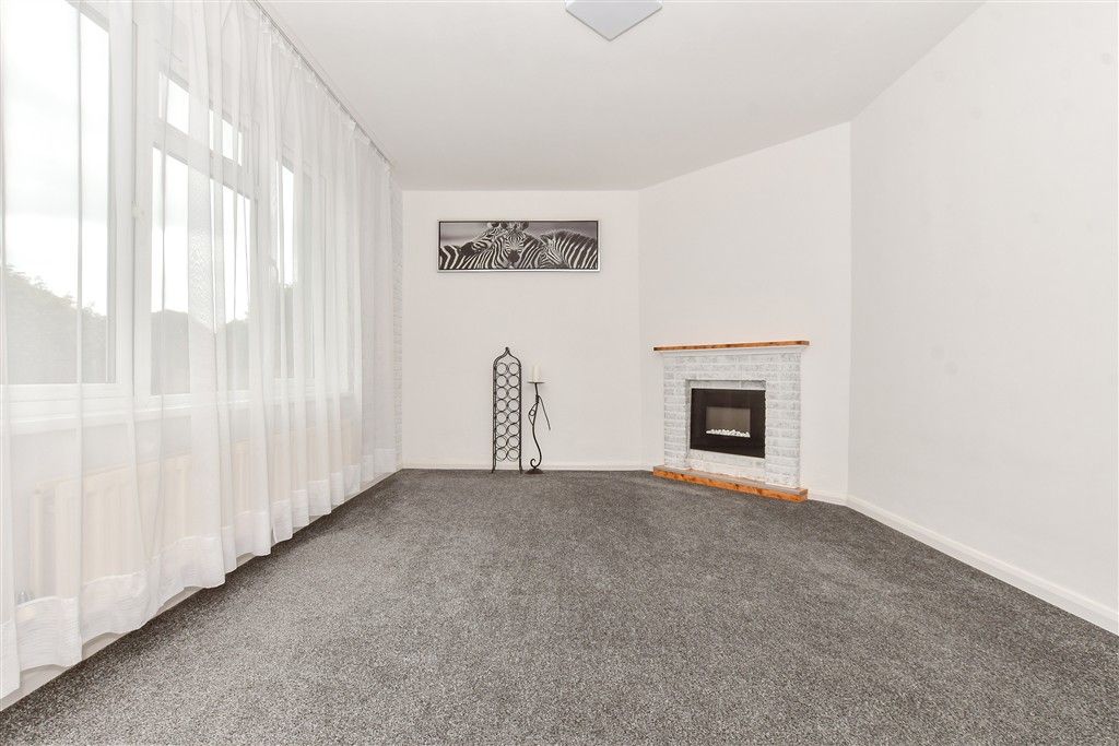 Property photo 1 of 13 Lounge