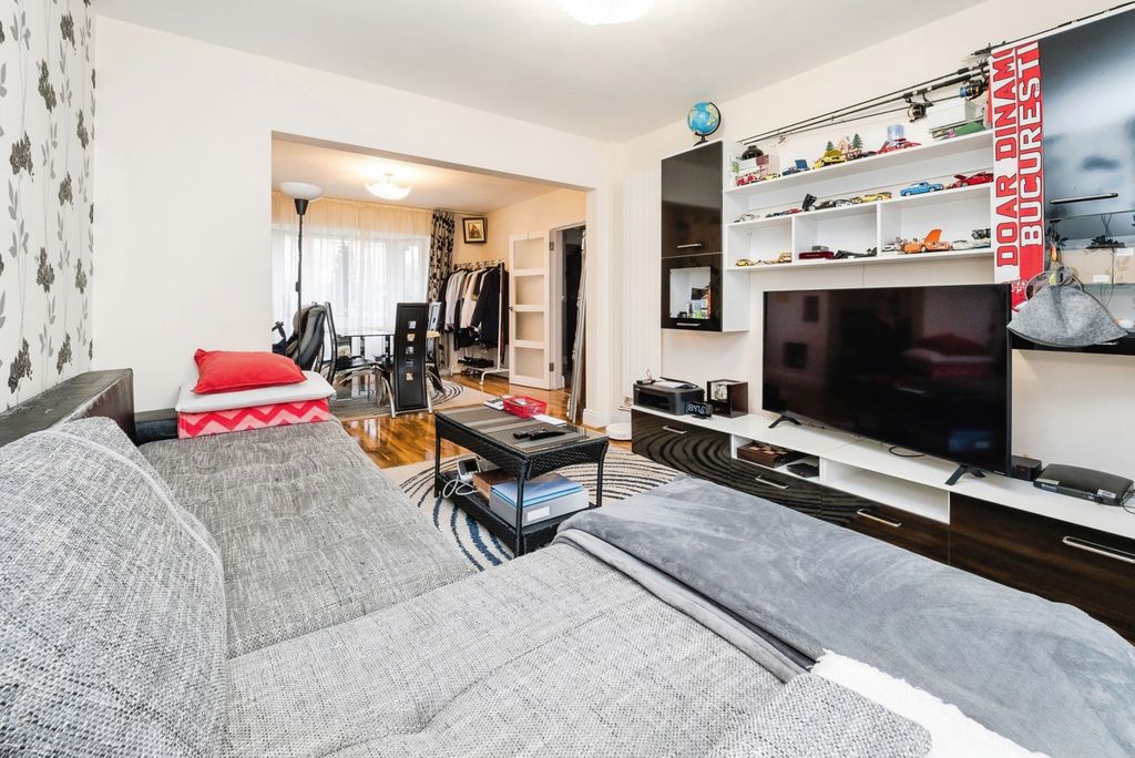 Property photo 3 of 20 Lounge Area