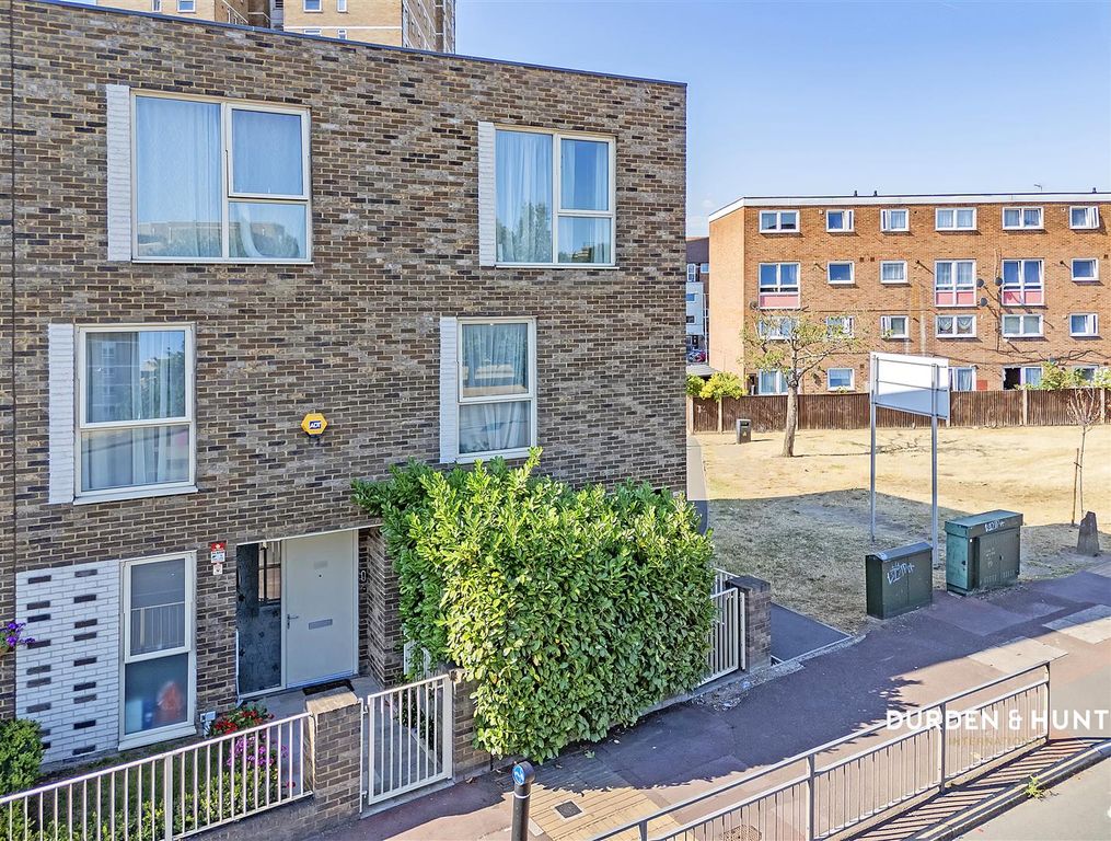 Property photo 1 of 18 Wood Lane
