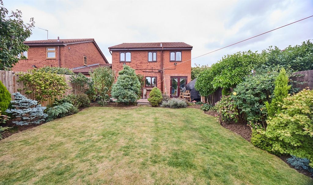 Property photo 1 of 15 Shrewsbury Close Bw 8.Jpg