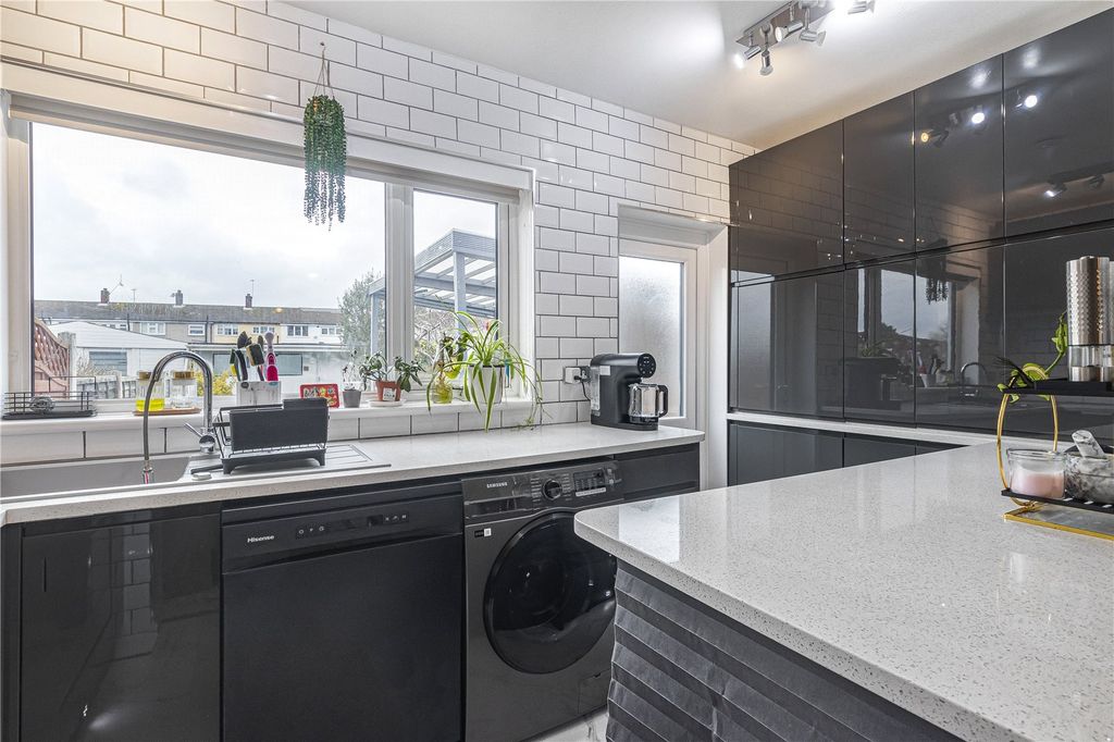 Property photo 3 of 17 Kitchen