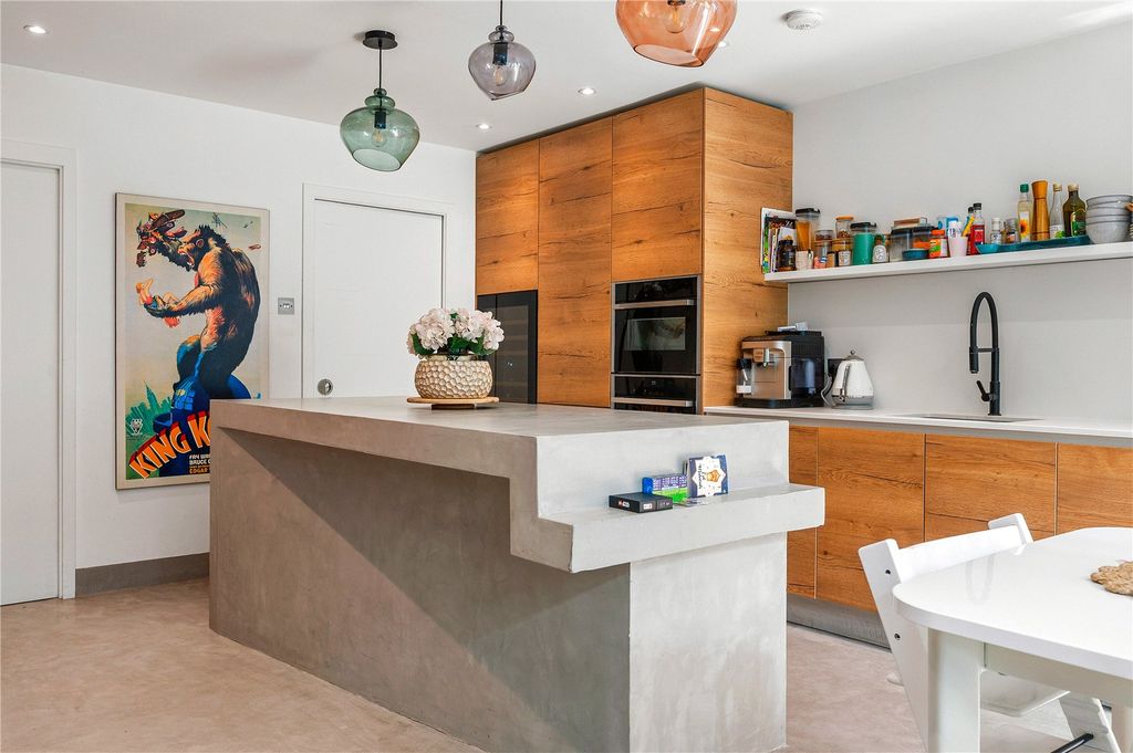 Property photo 3 of 32 Kitchen