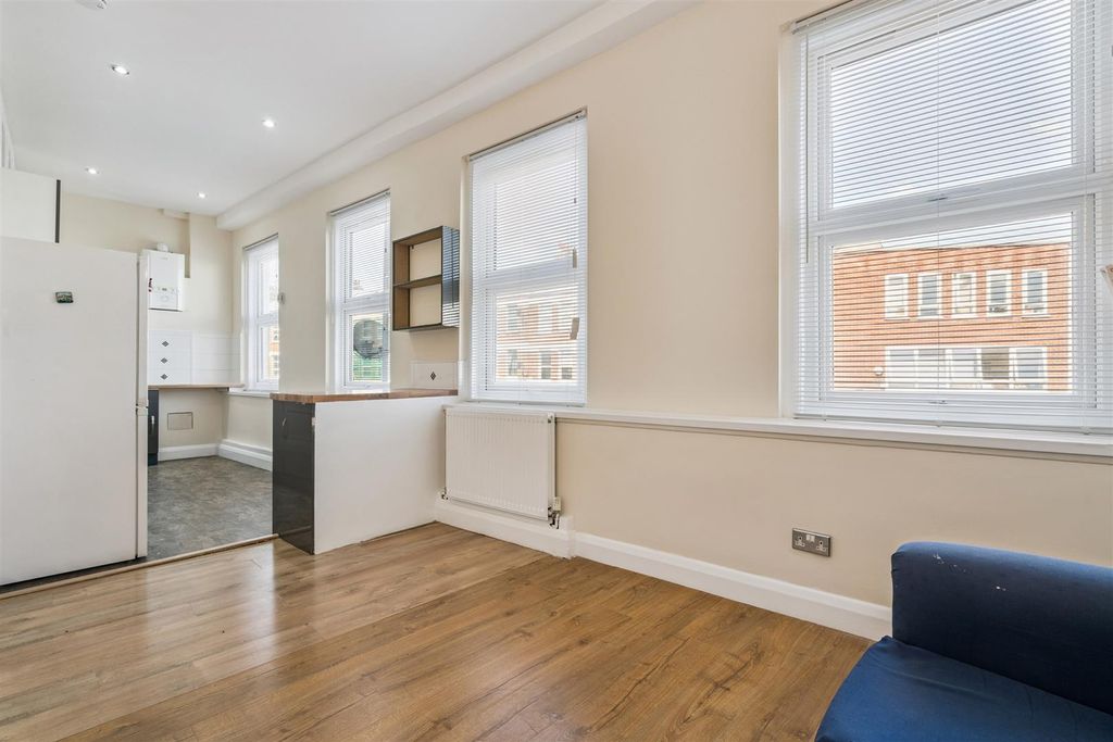Property photo 1 of 8 Flat A 118 Mitcham Road Reception 3.Jpg