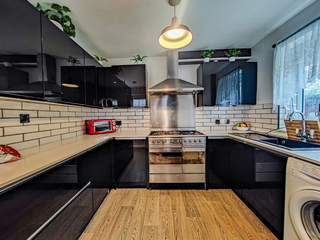 Property photo 2 of 30 282 2