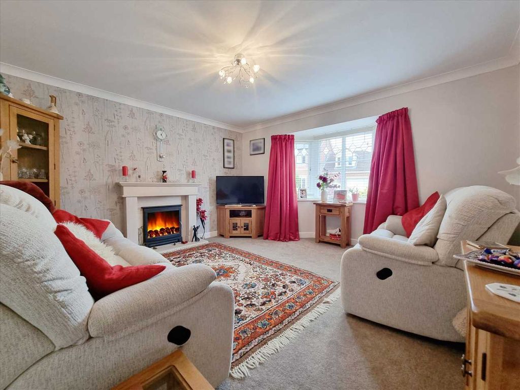 Property photo 2 of 15 Lounge: