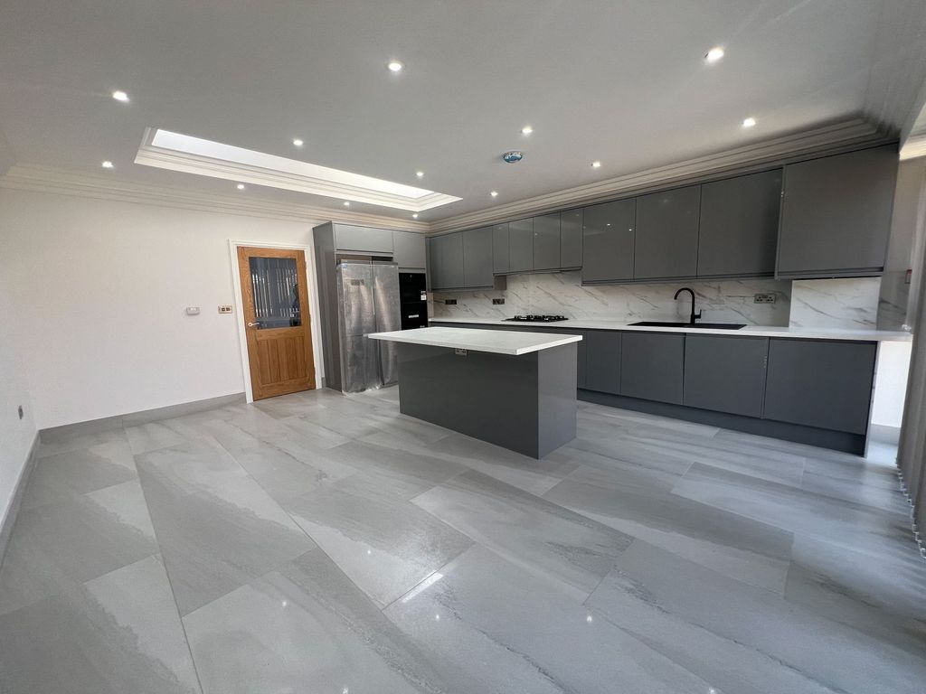 Property photo 1 of 4 Tomswood Hill Ig6