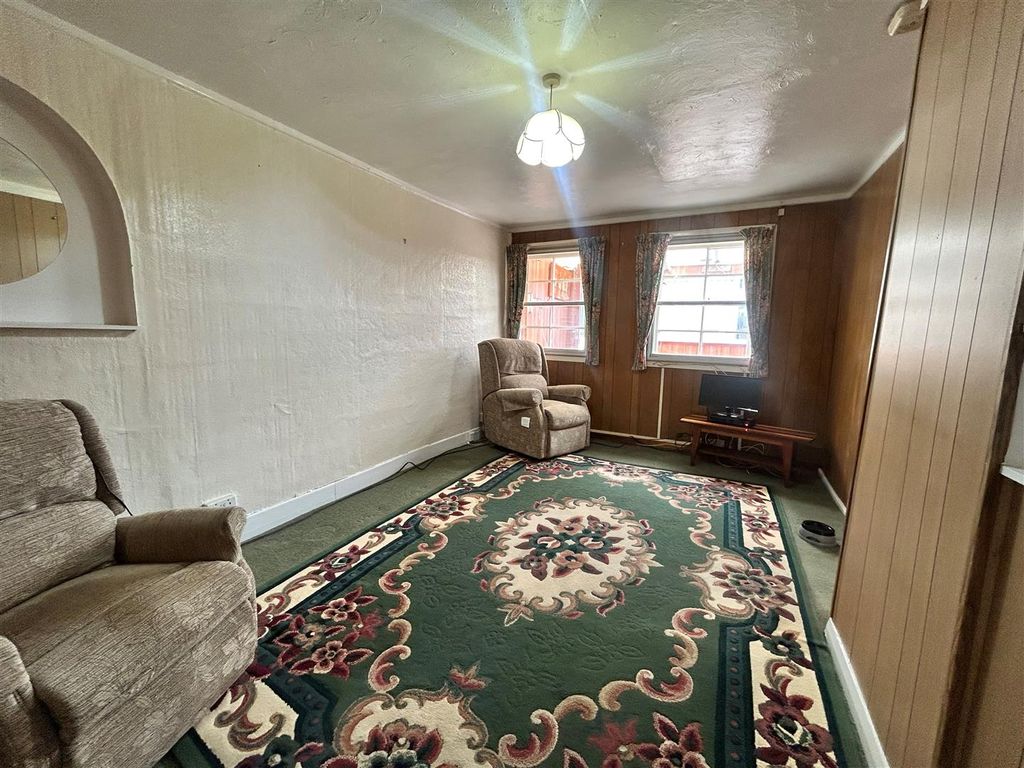 Property photo 3 of 12 Lounge