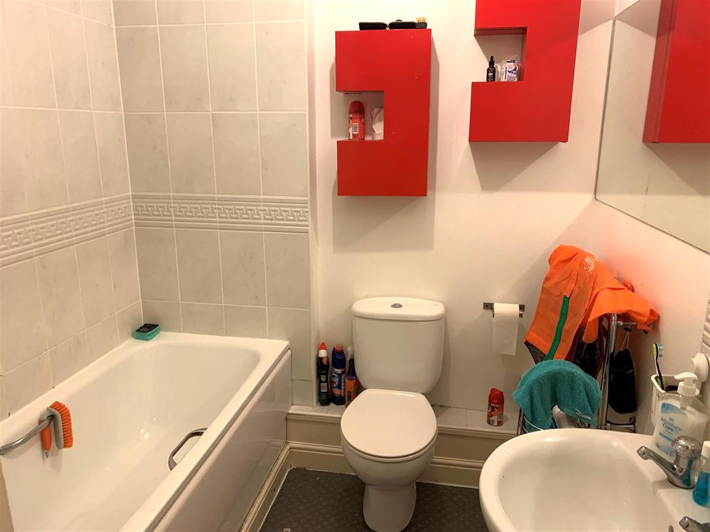 Property photo 1 of 7 Bathroom
