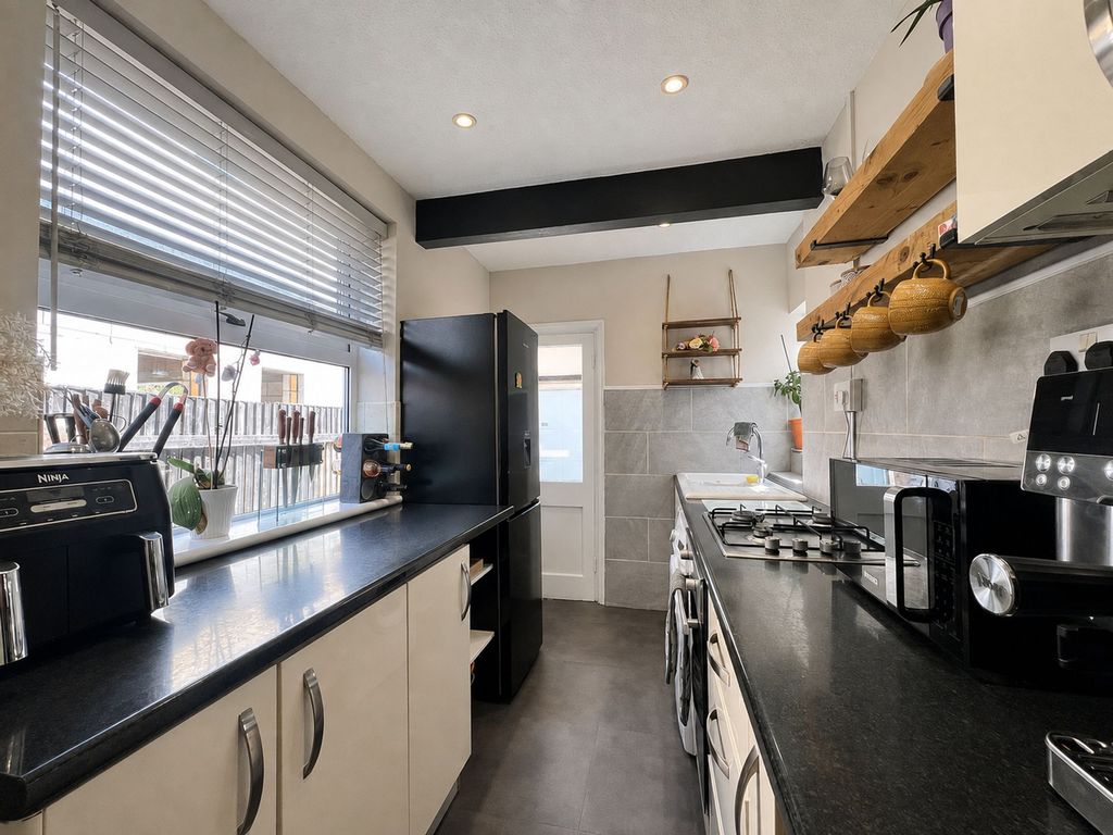 Property photo 3 of 17 Kitchen 1