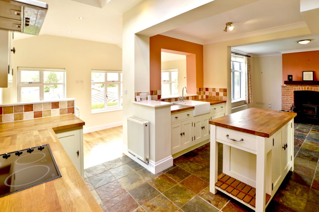 Property photo 2 of 27