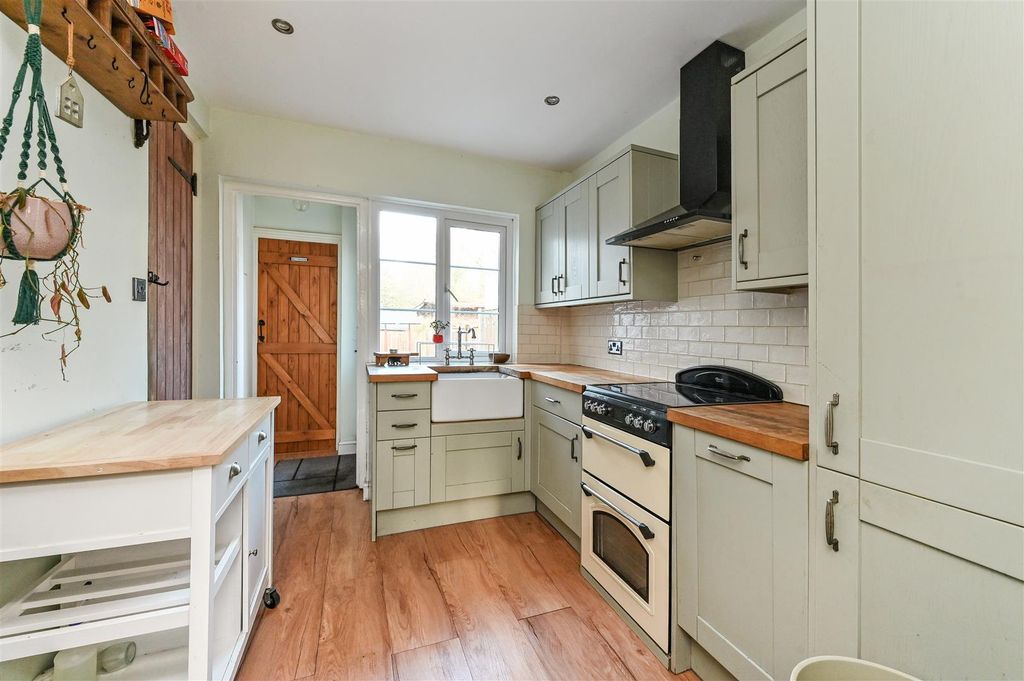 Property photo 2 of 5 Kitchen