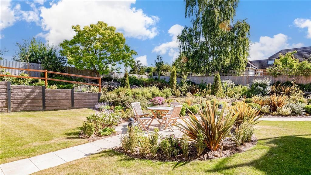 Property photo 1 of 9 Communal Gardens