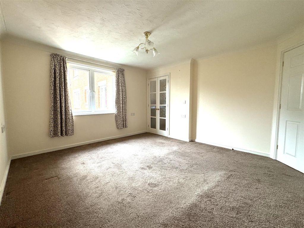 Property photo 3 of 8 Lounge