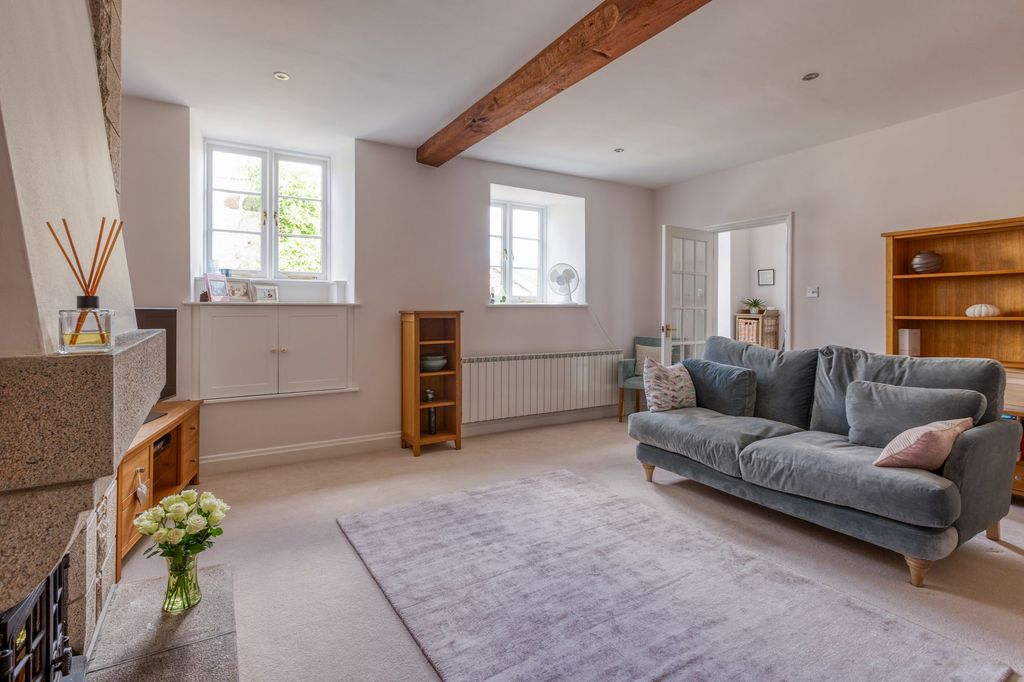 Property photo 2 of 32