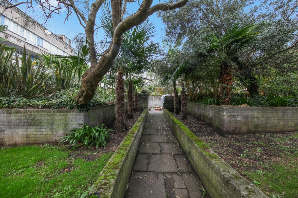 Property photo 2 of 8 Communal Gardens