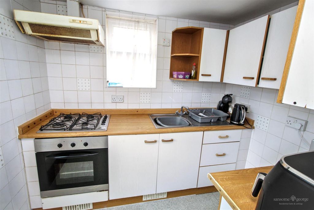 Property photo 2 of 11 Kitchen