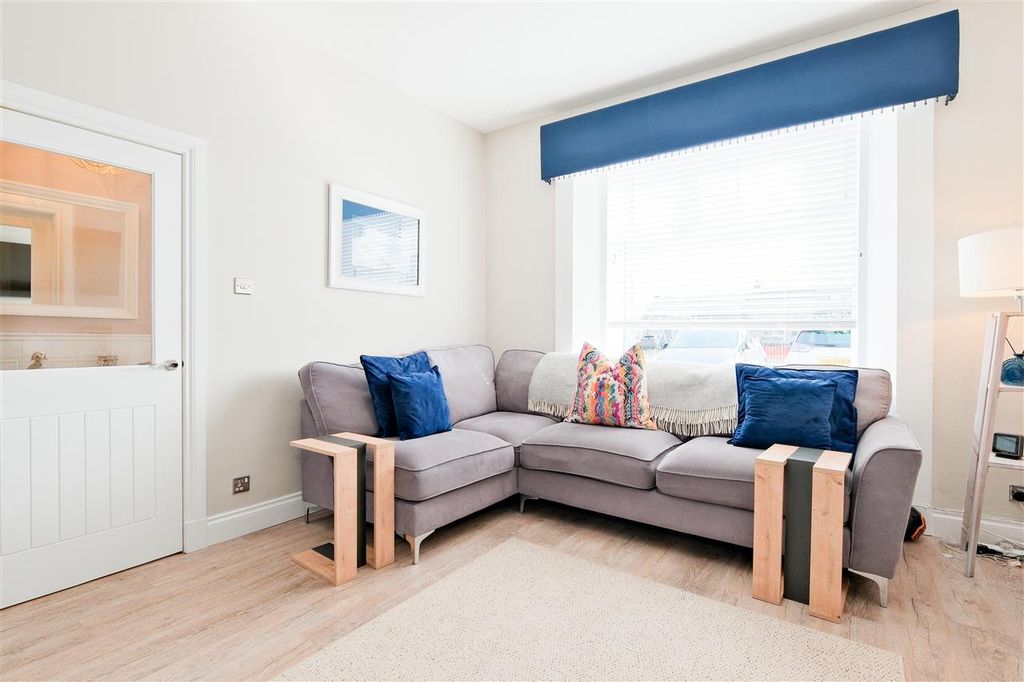 Property photo 3 of 27