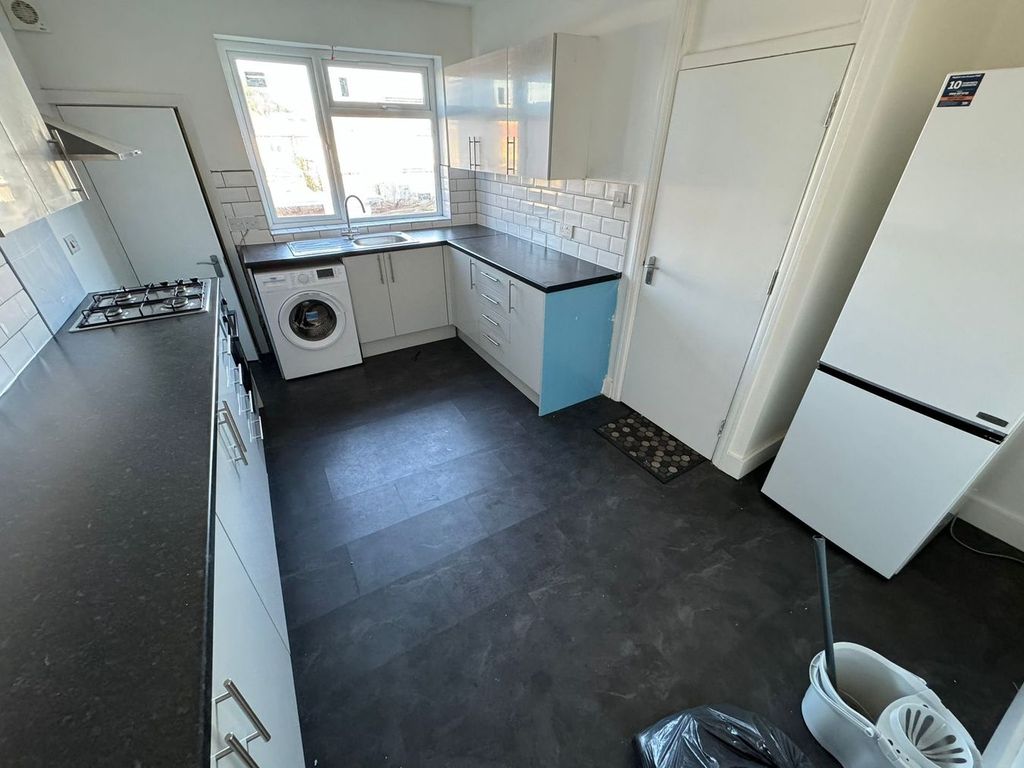 Property photo 1 of 8 Kitchen