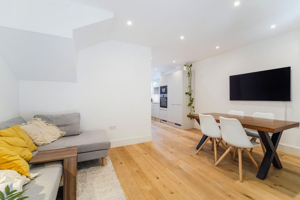 Property photo 3 of 14 Tadorne Terrace