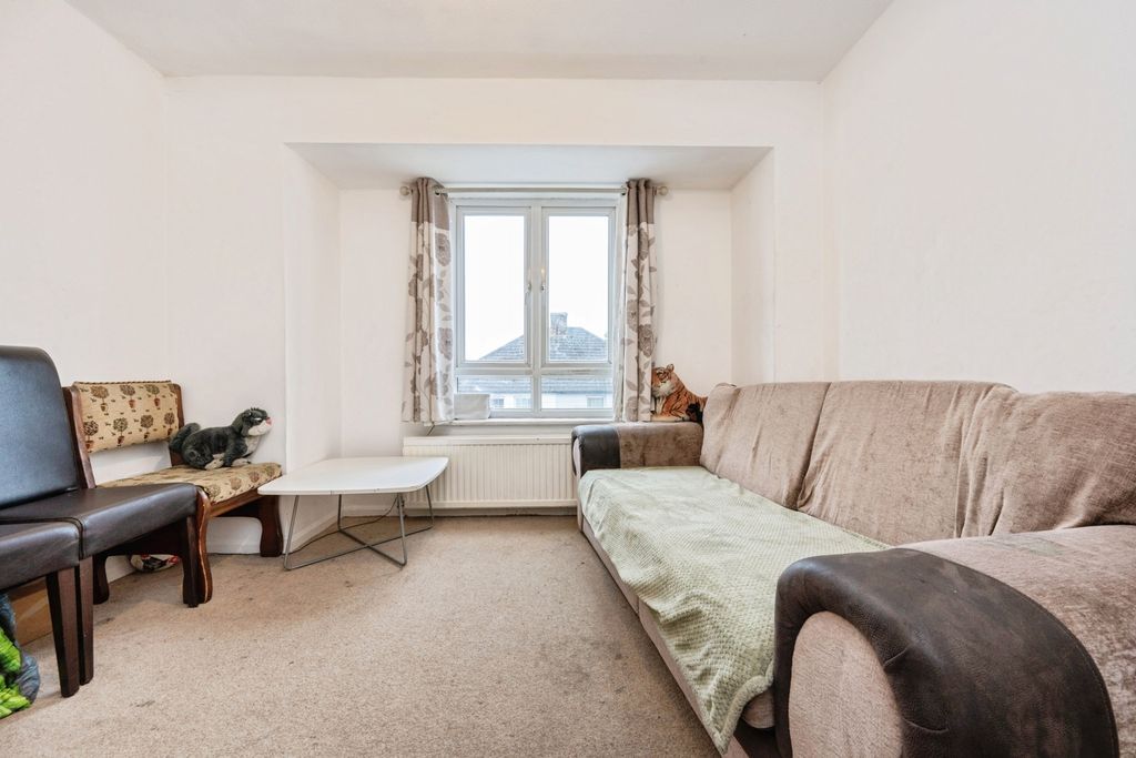 Property photo 3 of 11 Lounge