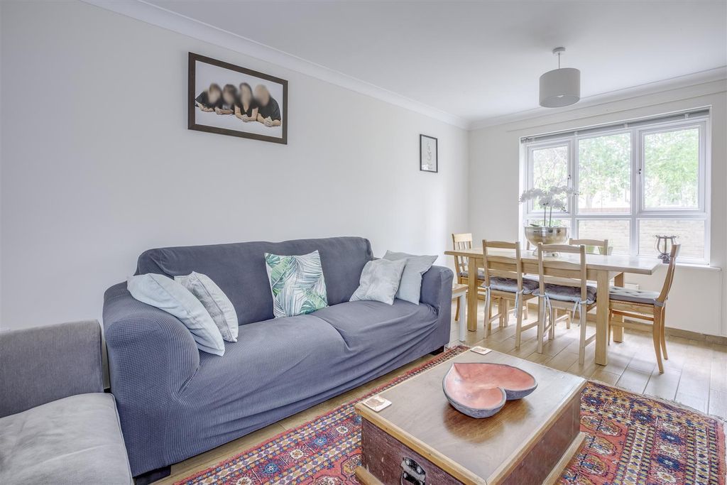 Property photo 3 of 17 27 The Roperies, Hp13 7Fw-9.Jpg