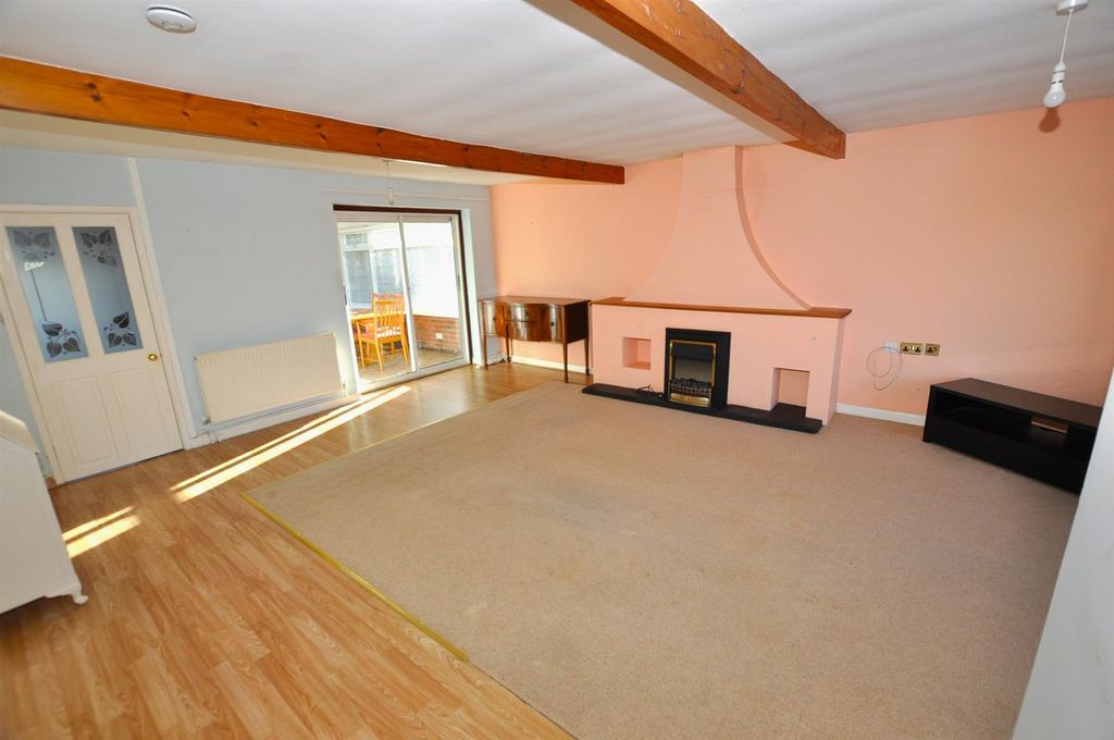 Property photo 3 of 17 Lounge