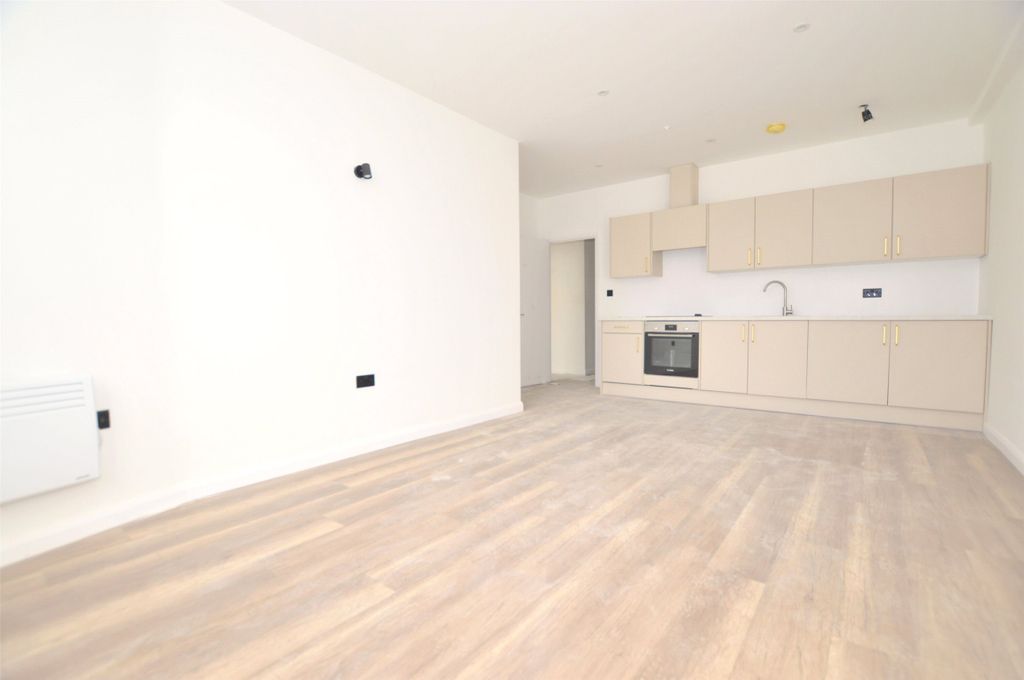 Property photo 3 of 17 Kitchen