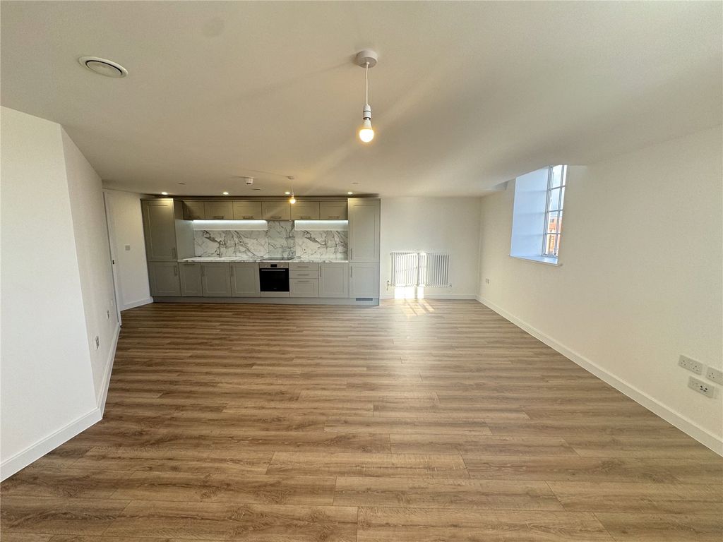 Property photo 3 of 11 Flat 302