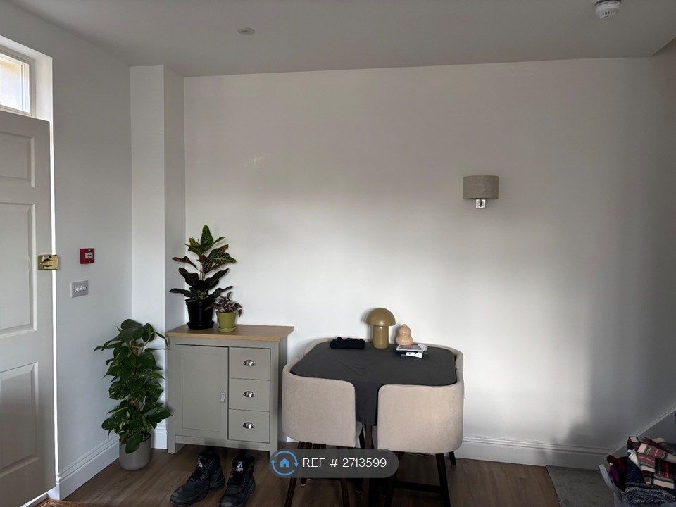 Property photo 3 of 12 Lounge