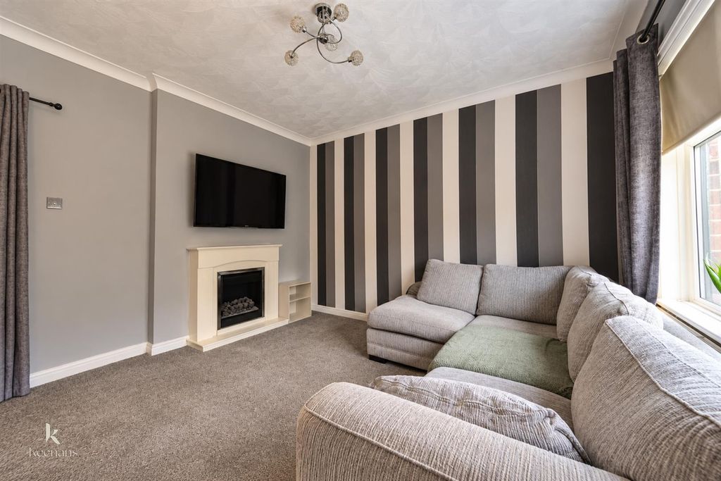Property photo 3 of 13 .-943.Jpg