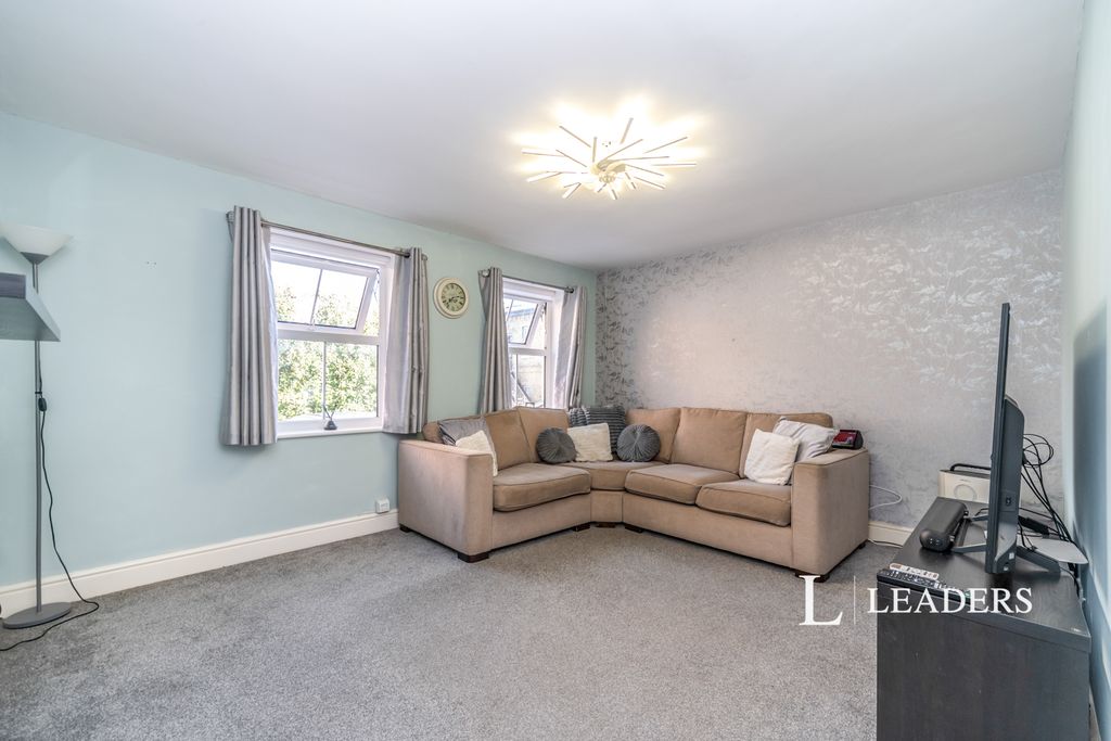 Property photo 3 of 9 33 Linclare Place (1