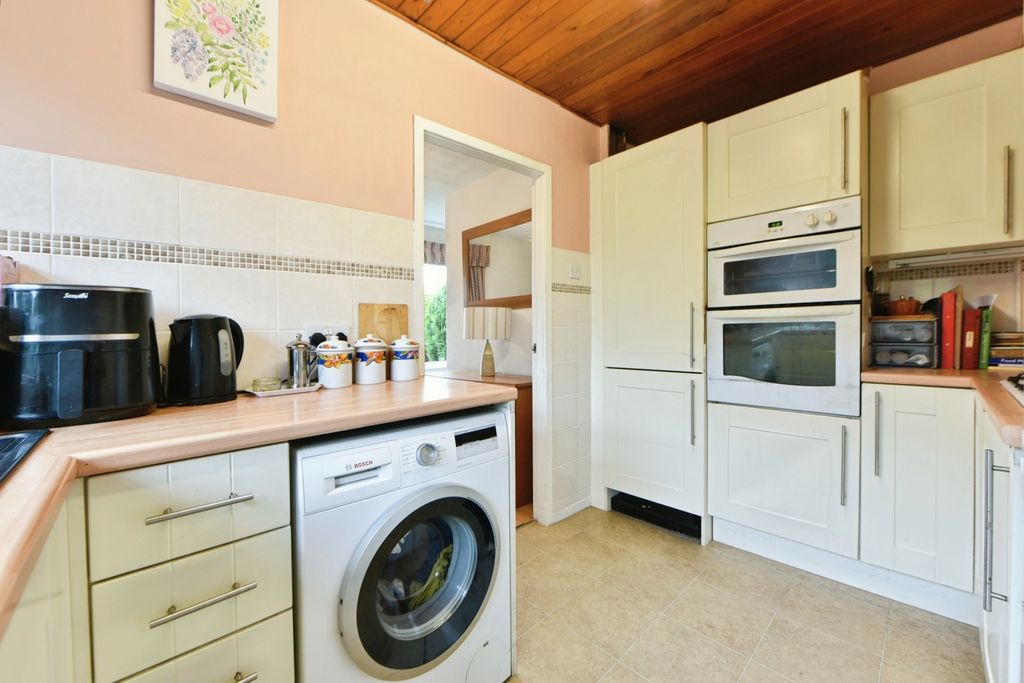Property photo 2 of 11 Kitchen