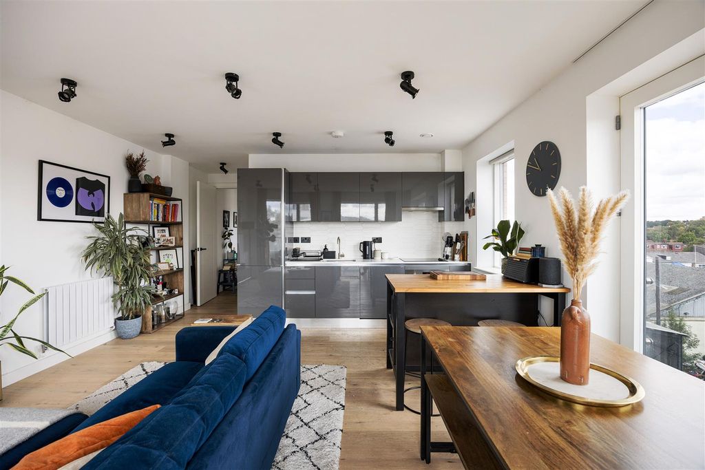 Property photo 2 of 24 Cunard Apartments, E17
