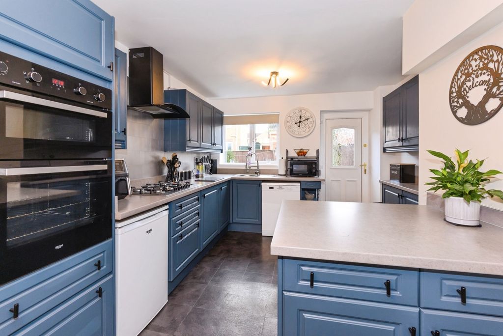 Property photo 2 of 10 Kitchen