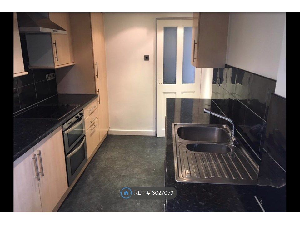Property photo 3 of 8 Kitchen