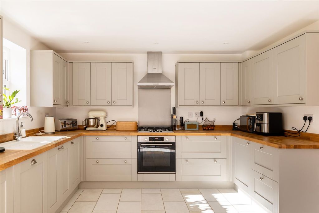 Property photo 3 of 25 85B Western Road-15.Jpg