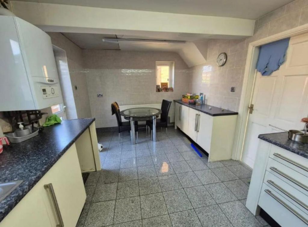 Property photo 3 of 5 Kitchen